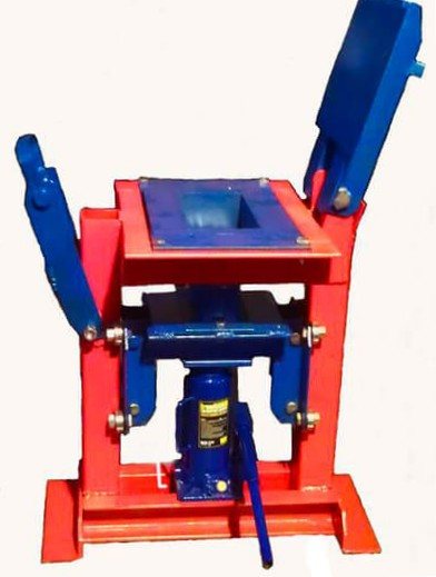 Macchine industriali artigianali per la produzione di bricchetti di segatura