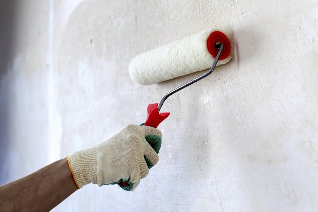 Tường phải được sơn lót bằng hợp chất thấm sâu.