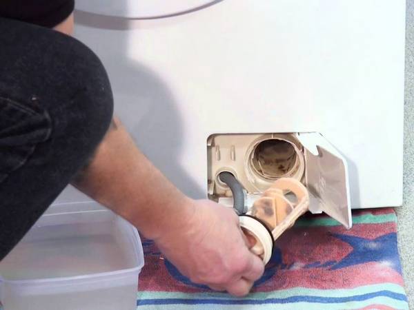 Machine à laver Hotpoint Ariston: comment nettoyer le filtre