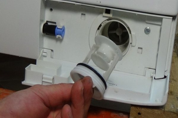 Machine à laver Hotpoint Ariston: comment nettoyer le filtre