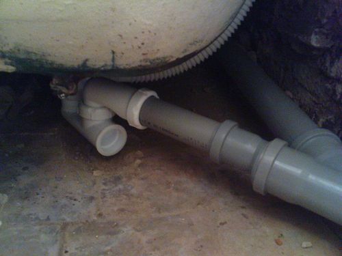 มีท่อระบายน้ำใต้ห้องน้ำ - ต้องทำอย่างไร?