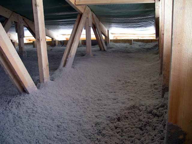 Aislamiento térmico del techo de lana ecológica en el ático.