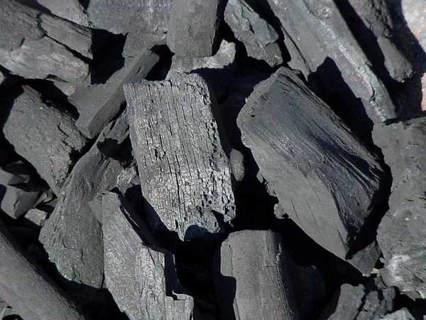 Výhrevnosť dreveného uhlia je o niečo vyššia ako výhrevnosť vysoko kvalitného uhlia