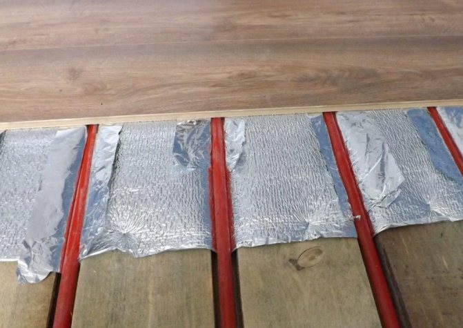 Pavimento radiante sem betonilha: placas de poliestireno e alumínio seco, placas de água e laminado, distribuidores de calor