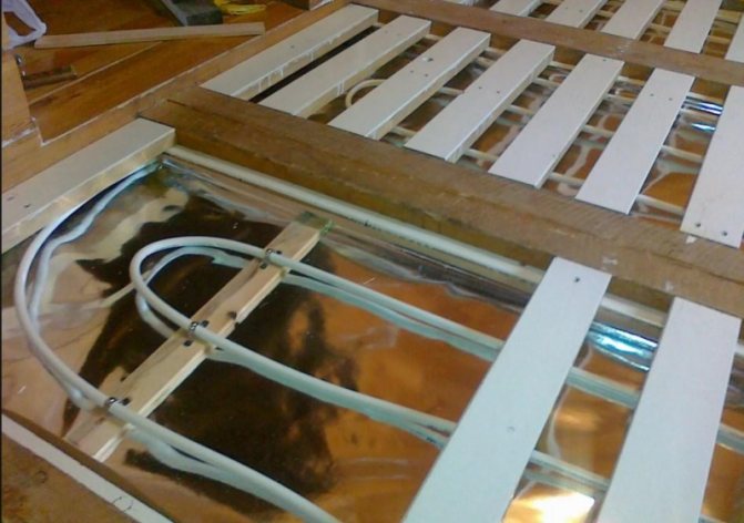 Δάπεδο ζεστού νερού: σε ξύλινη βάση, πώς να τοποθετήσετε τη σανίδα, τοποθέτηση και εγκατάσταση σύμφωνα με τη φινλανδική τεχνολογία