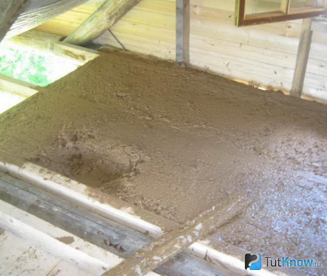 Thermal insulation of the roof with a mixture of sawdust and clay