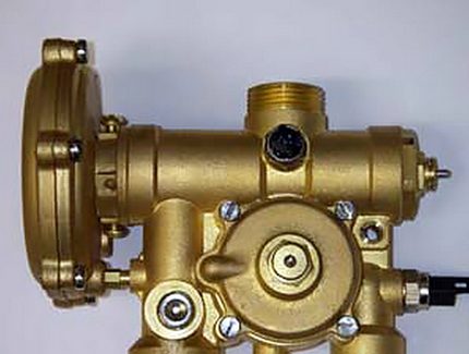Hydraulic three-way valve