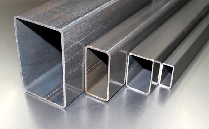 Pipes are obtained by cold forming of rounded products using a press and welding of rectangular sheets