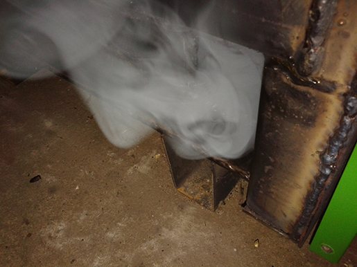 Caldera de combustible sólido fuma en la casa.