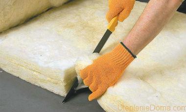 Laying mineral wool on the floor