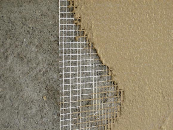 Lay the reinforcing fiberglass mesh (on the plaster mortar). Plaster the surface