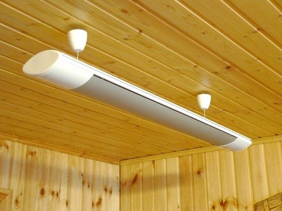 Instalación de un calentador de infrarrojos en el techo de una logia.