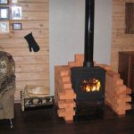 Instalación de una estufa de chimenea en una casa de madera.