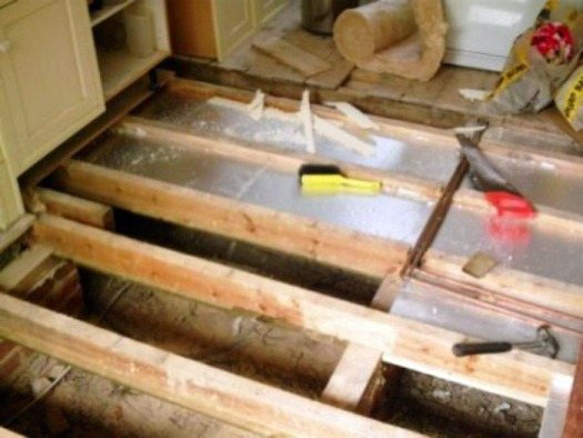 Zařízení podlahového vytápění na kulatinách