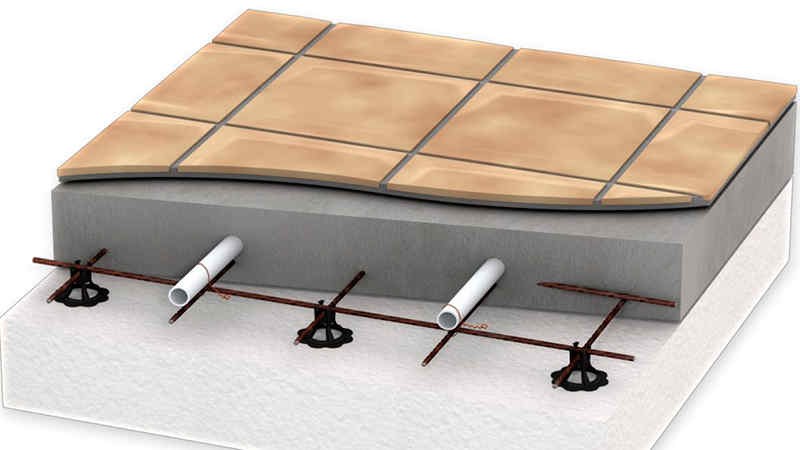 Lắp đặt sàn được làm nóng bằng nước với lớp bê tông