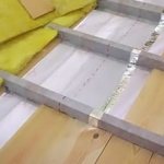 Isolamento termico di una revisione del pavimento in legno della tecnologia del lavoro di isolamento termico