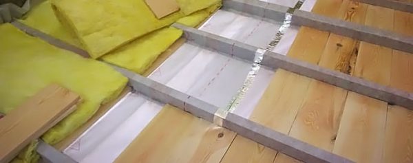 Thermische isolatie van een houten vloer Herziening van de technologie van thermische isolatiewerkzaamheden