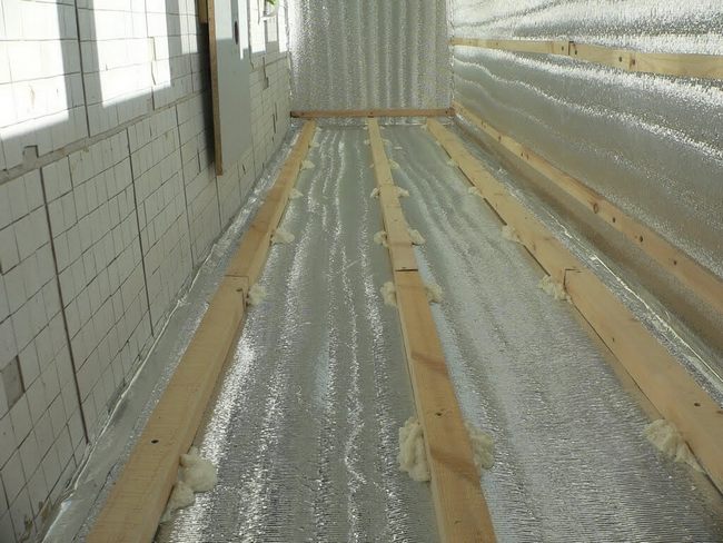 isolamento de um piso de madeira com espuma de espuma de baixo