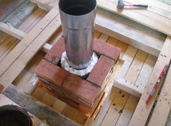 Insulation of a chimney made of stainless steel: a well with mineral wool