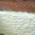Aislamiento de la cimentación con espuma de poliuretano.