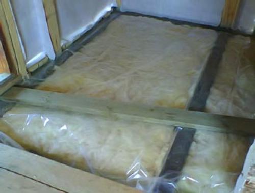Penebat lantai di atas ruang bawah tanah tanpa pemanasan. Bahan apa yang boleh digunakan untuk melindungi lantai