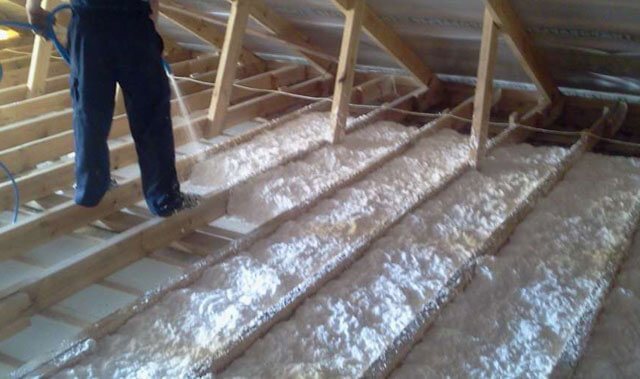 isolamento del soffitto con lana di vetro