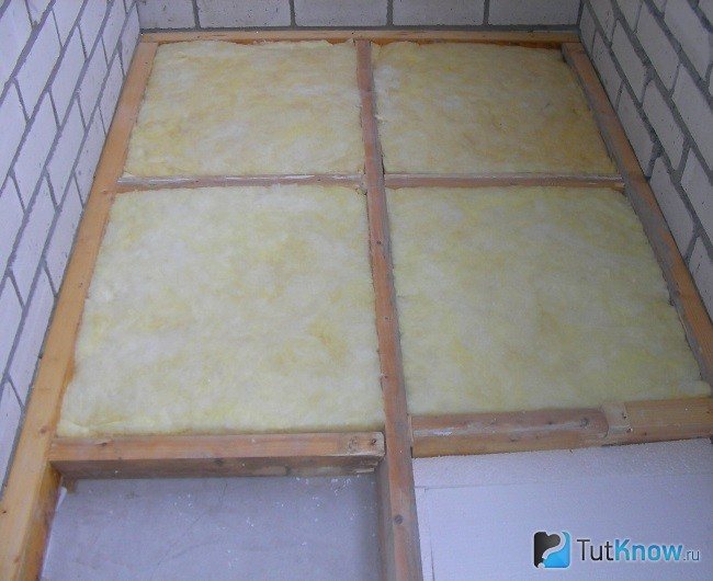 Thermal insulation of the floor surface with mineral wool