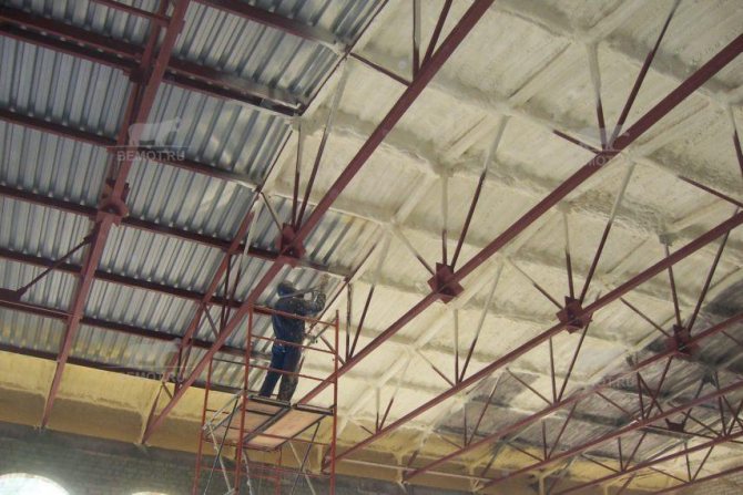 Isolamento termico del tetto in schiuma di poliuretano da cartone ondulato dal basso