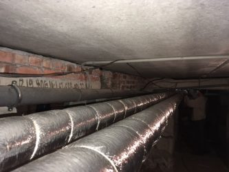 Aïllament de canonades de calefacció al soterrani
