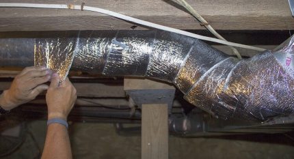 Thermal insulation of the pipe with foil-clad thermal insulation tape