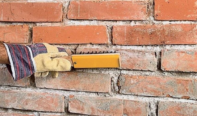 Aislamiento de la pared con espuma en el exterior: limpieza de la pared de los escombros