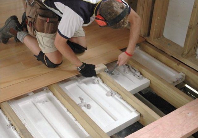 Izolujte podlahu v drevenom dome vlastnými rukami