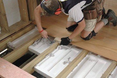 Isoleer de vloer in een houten huis met uw eigen handen