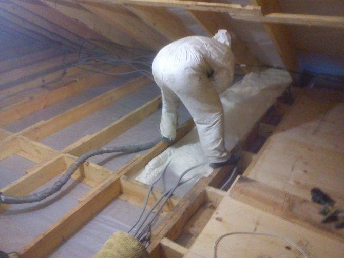 We isoleren het plafond in een houten huis met onze eigen handen