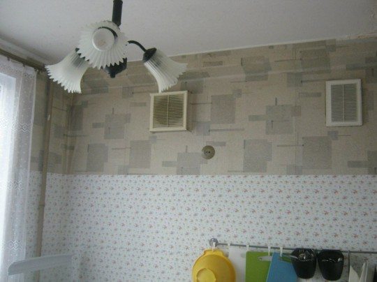 Negli stalinka, puoi vedere due griglie di ventilazione in cucina. Uno di loro si apre nel camino: le case sono state costruite per il riscaldamento delle stufe.