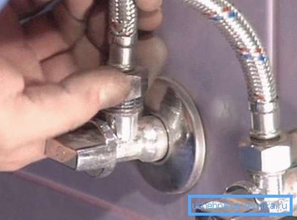 השסתום יאפשר לכם לכבות במהירות את המים במקרה של בעיות בצינורות.