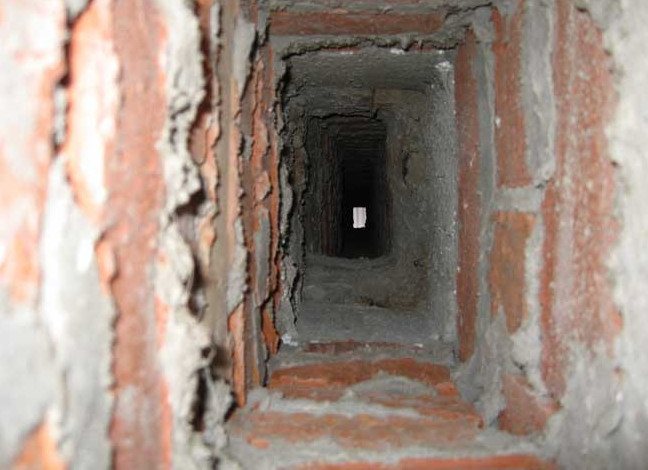 Surface intérieure d'une cheminée en brique