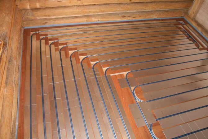 Water heat-insulated floor on a wooden floor