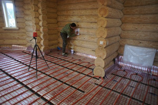 Water heat-insulated floor in a wooden house