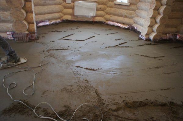 Pavimento con isolamento termico dall'acqua in una casa di legno