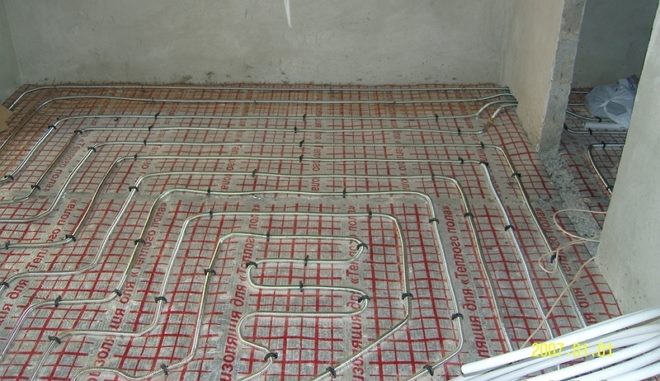 Vodou tepelne izolované podlahy z ohybných nehrdzavejúcich rúr