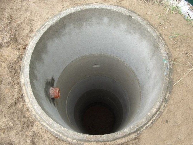 Изгребна яма от бетонни пръстени снимка