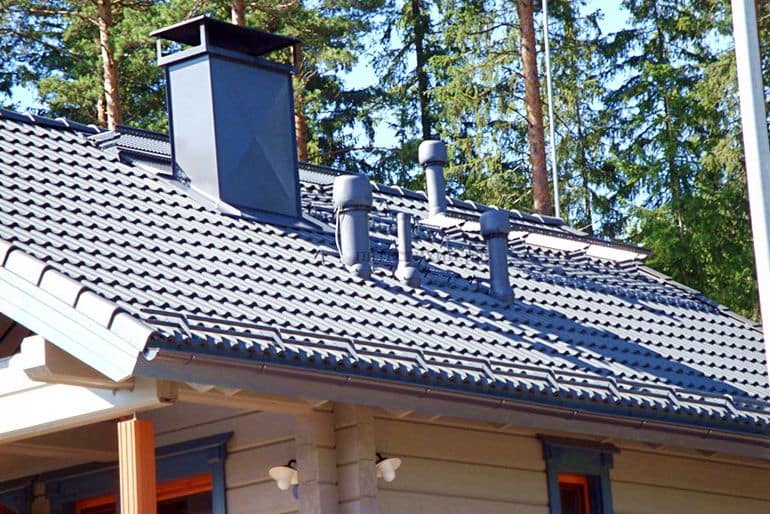 A altura do tubo de ventilação acima do telhado de uma casa particular