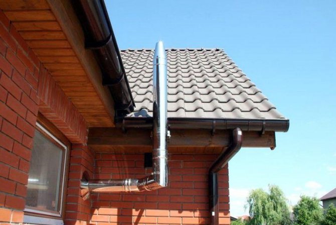 De hoogte van de ventilatiepijp boven het dak van een woonhuis