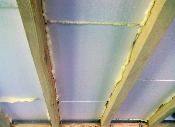 Podeu fixar l’escuma al sostre amb escuma de poliuretà