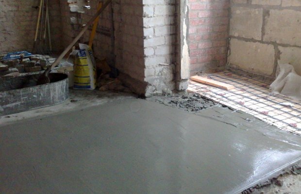 Filling the cable heater with a layer of screed