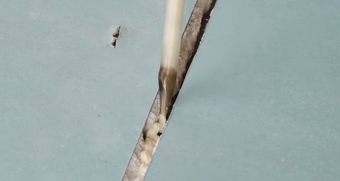 فوهة مدببة لعلبة من رغوة البولي يوريثان